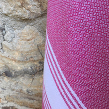Load image into Gallery viewer, honeycomb turkish towel fuschia detail
