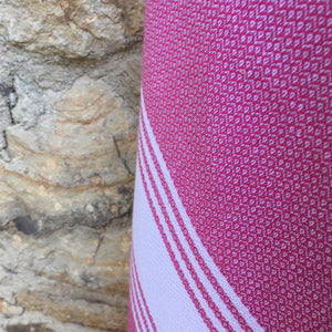honeycomb turkish towel fuschia detail